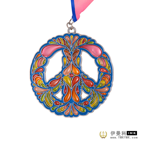 What color is the medal? What is the color? news 图14张